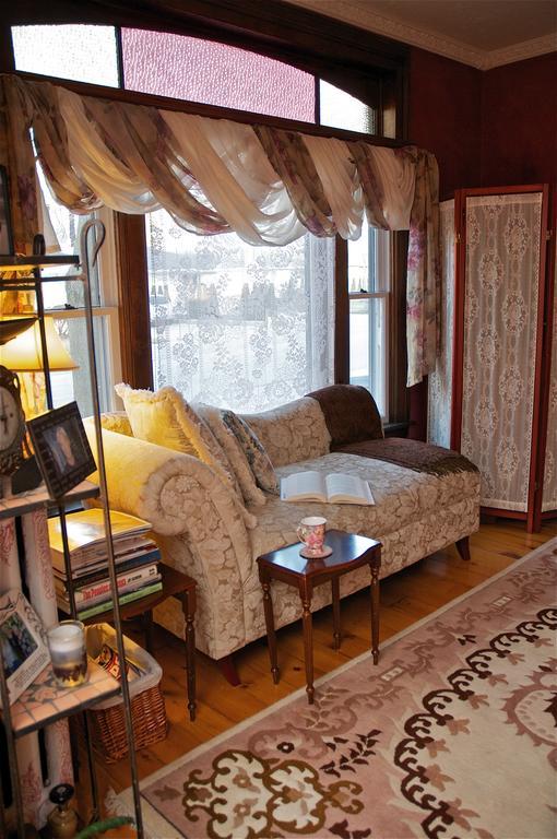 Bondy House Bed & Breakfast Amherstburg 外观 照片