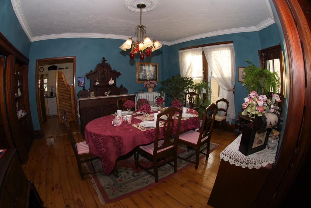 Bondy House Bed & Breakfast Amherstburg 外观 照片