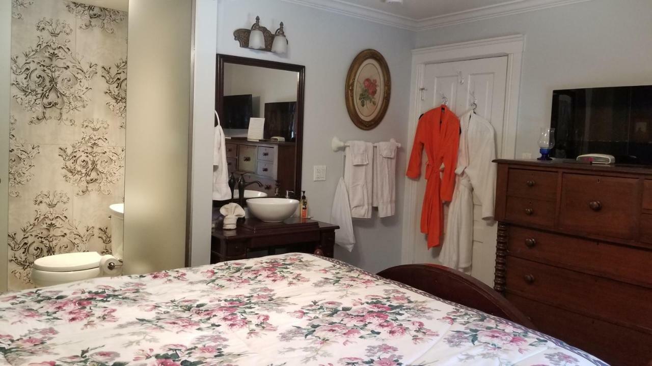 Bondy House Bed & Breakfast Amherstburg 外观 照片